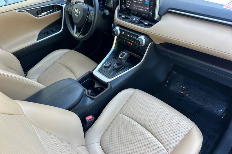 Toyota RAV4 Hybrid Vehicle Full-screen Gallery Image 16