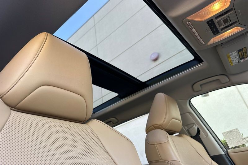 Toyota RAV4 Hybrid Vehicle Full-screen Gallery Image 17