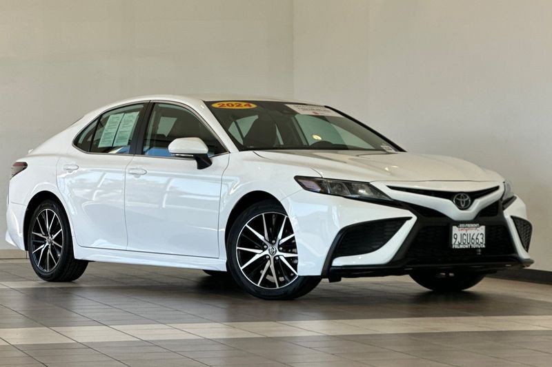 Toyota Camry Vehicle Full-screen Gallery Image 02