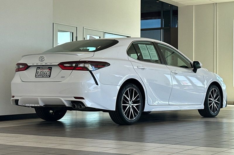Toyota Camry Vehicle Full-screen Gallery Image 04