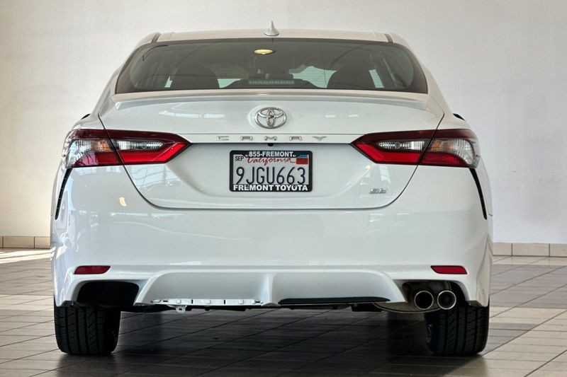 Toyota Camry Vehicle Full-screen Gallery Image 05