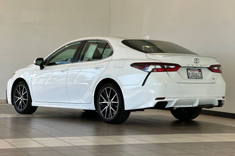 Toyota Camry Vehicle Full-screen Gallery Image 06