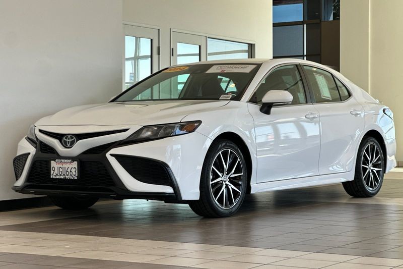Toyota Camry Vehicle Full-screen Gallery Image 08