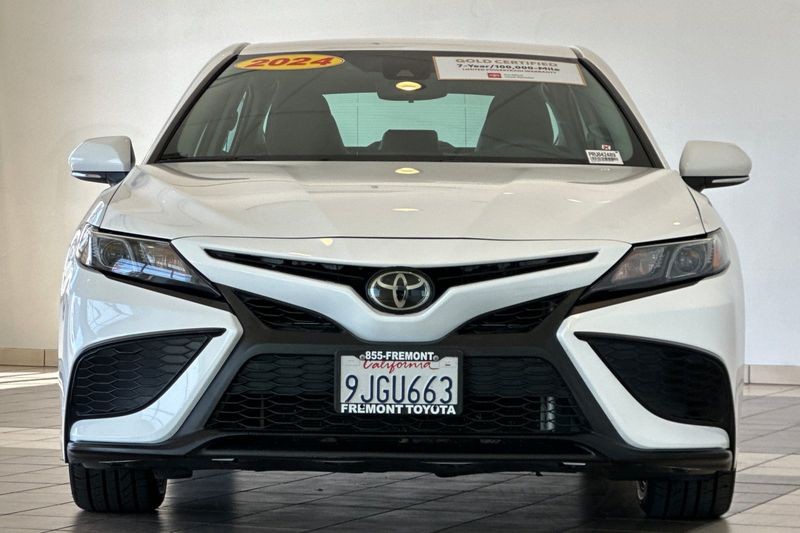 Toyota Camry Vehicle Full-screen Gallery Image 09