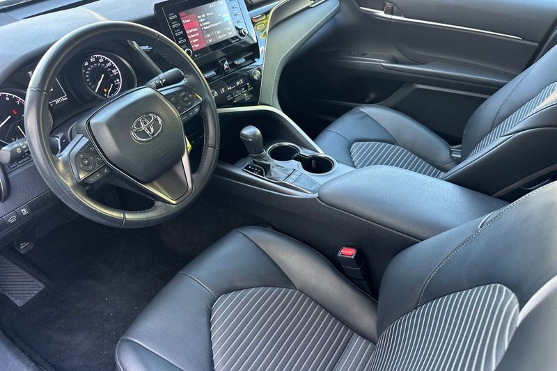 Toyota Camry Vehicle Full-screen Gallery Image 10
