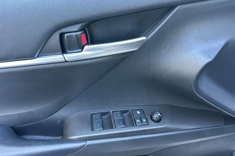 Toyota Camry Vehicle Full-screen Gallery Image 11