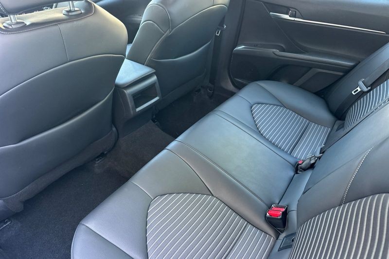 Toyota Camry Vehicle Full-screen Gallery Image 12