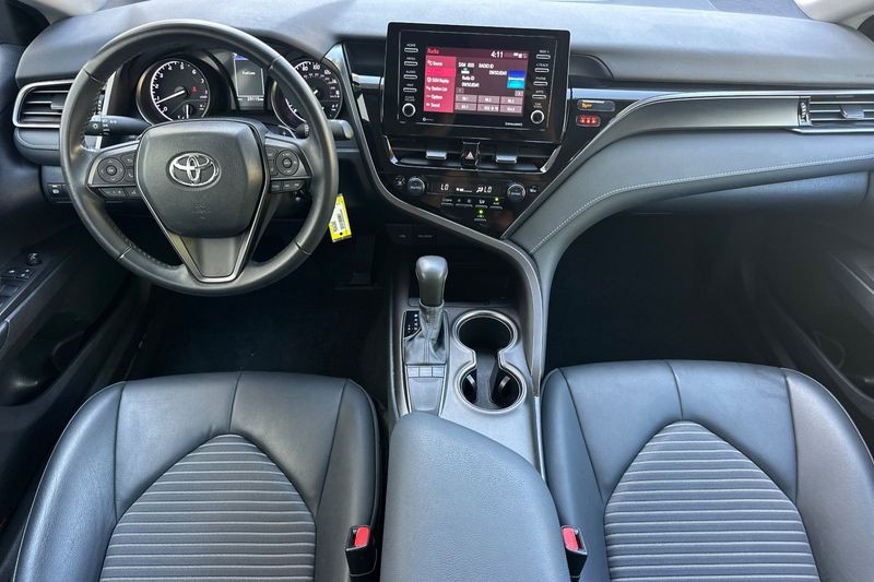 Toyota Camry Vehicle Full-screen Gallery Image 13