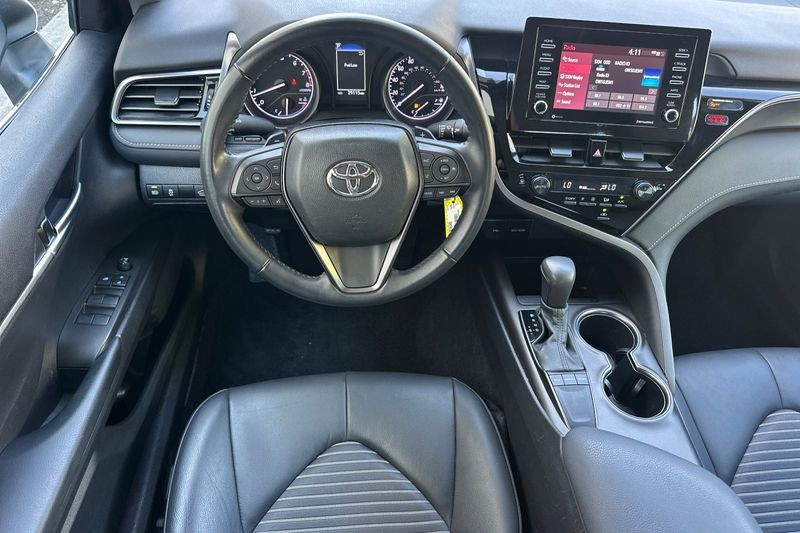 Toyota Camry Vehicle Full-screen Gallery Image 14