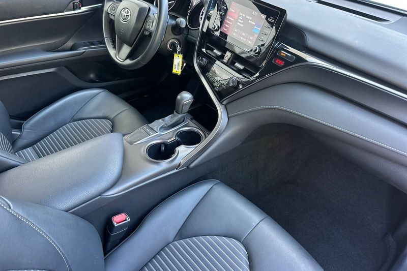Toyota Camry Vehicle Full-screen Gallery Image 15