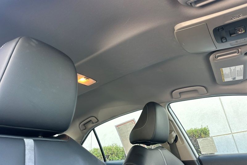 Toyota Camry Vehicle Full-screen Gallery Image 16
