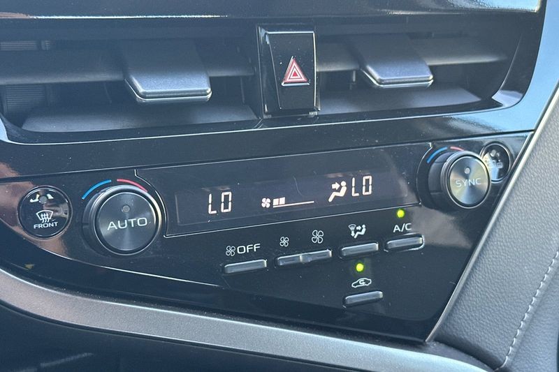 Toyota Camry Vehicle Full-screen Gallery Image 19