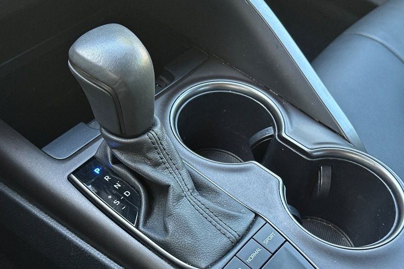 Toyota Camry Vehicle Full-screen Gallery Image 20
