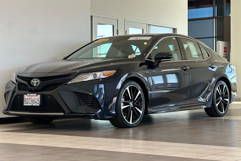 Toyota Camry Vehicle Full-screen Gallery Image 08