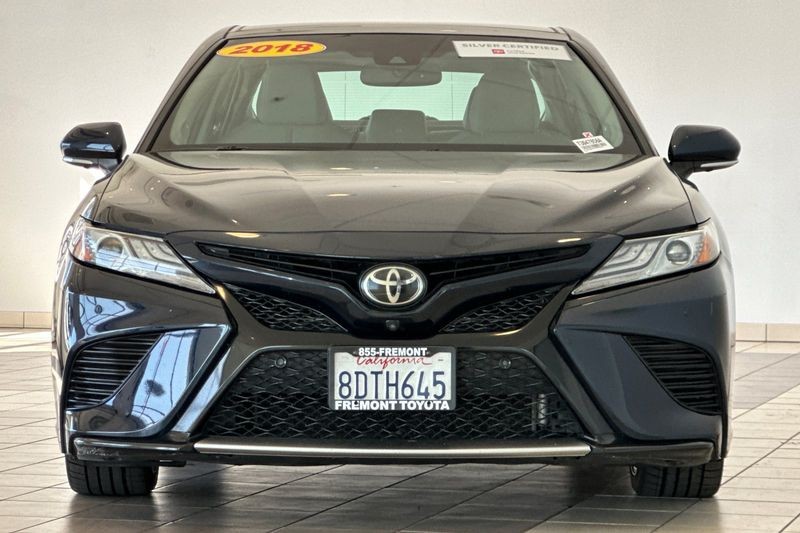 Toyota Camry Vehicle Full-screen Gallery Image 09