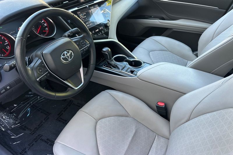 Toyota Camry Vehicle Full-screen Gallery Image 10
