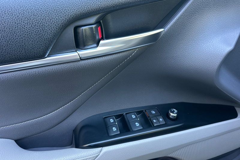 Toyota Camry Vehicle Full-screen Gallery Image 11