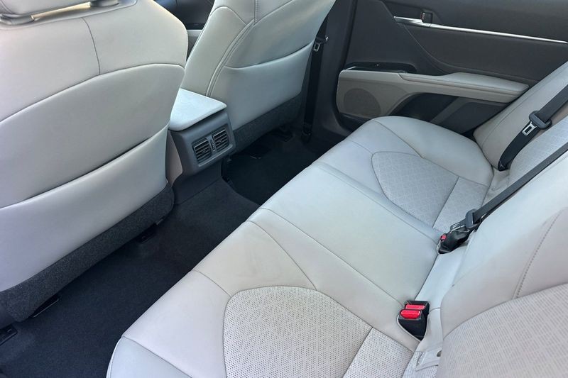 Toyota Camry Vehicle Full-screen Gallery Image 12