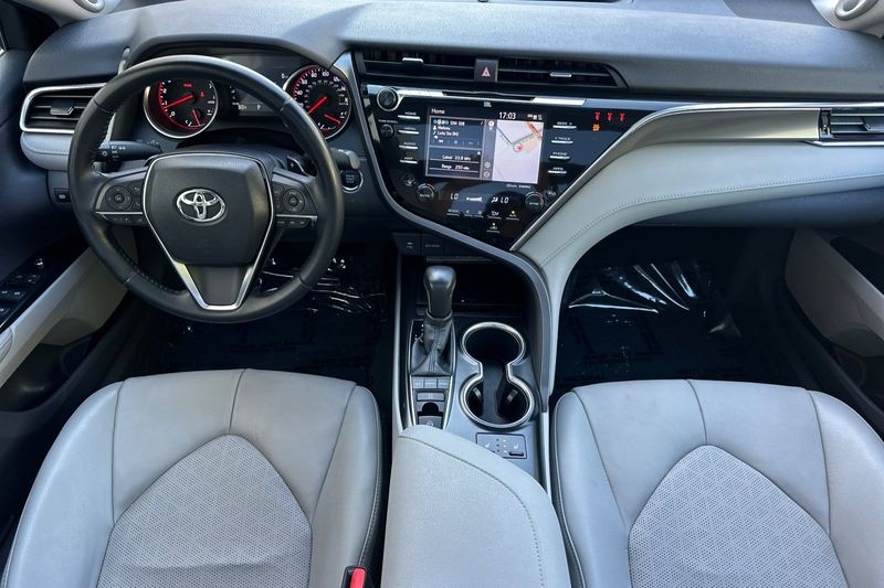 Toyota Camry Vehicle Full-screen Gallery Image 13