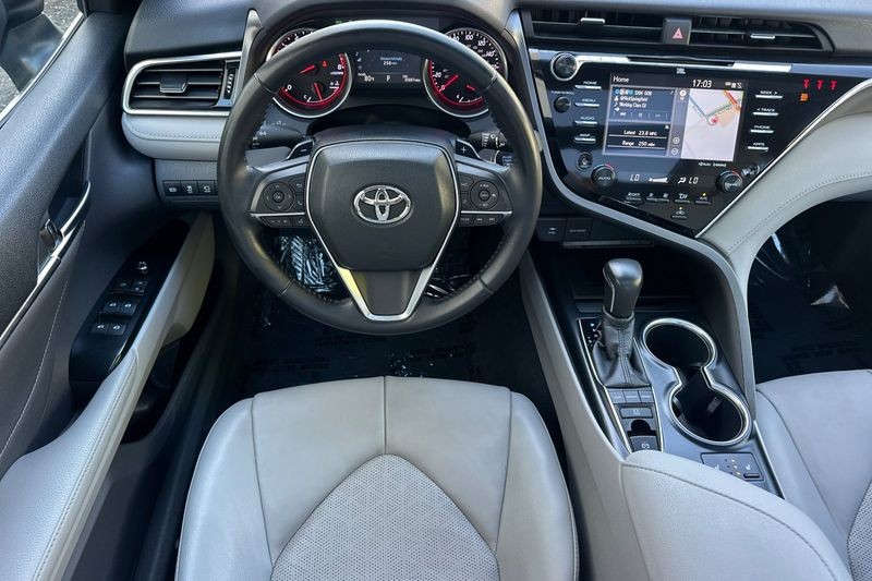 Toyota Camry Vehicle Full-screen Gallery Image 14