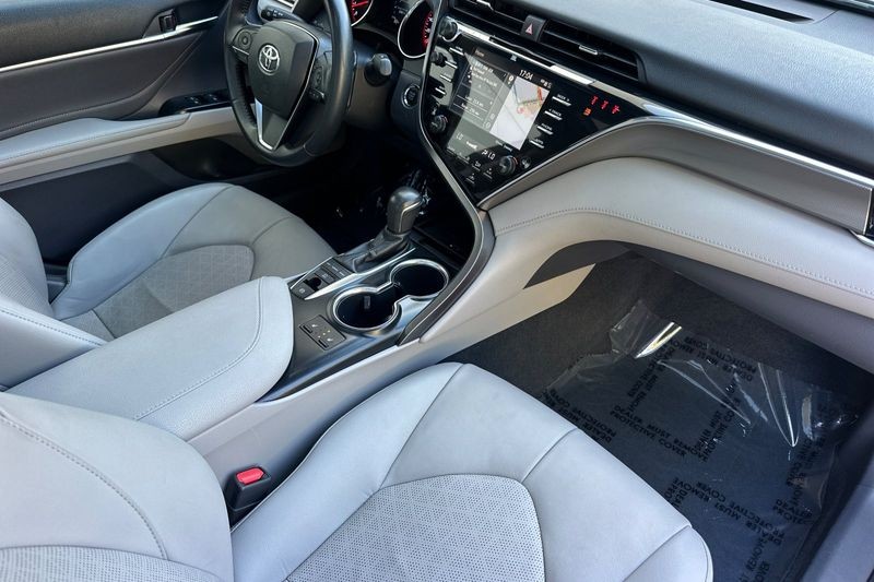 Toyota Camry Vehicle Full-screen Gallery Image 15