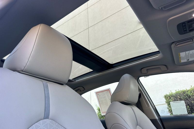 Toyota Camry Vehicle Full-screen Gallery Image 16