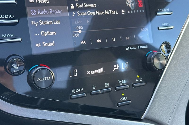 Toyota Camry Vehicle Full-screen Gallery Image 20