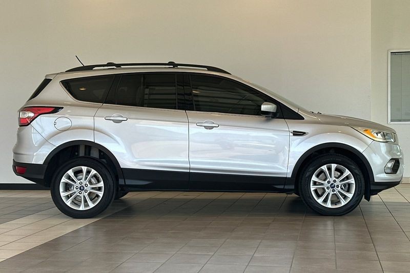 Ford Escape Vehicle Full-screen Gallery Image 03
