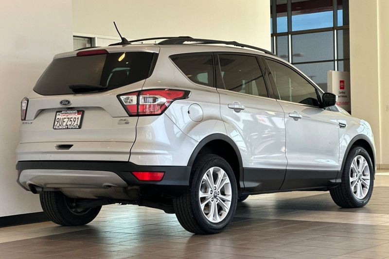 Ford Escape Vehicle Full-screen Gallery Image 04