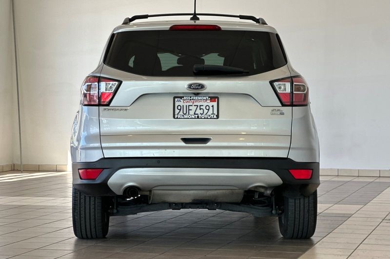 Ford Escape Vehicle Full-screen Gallery Image 05