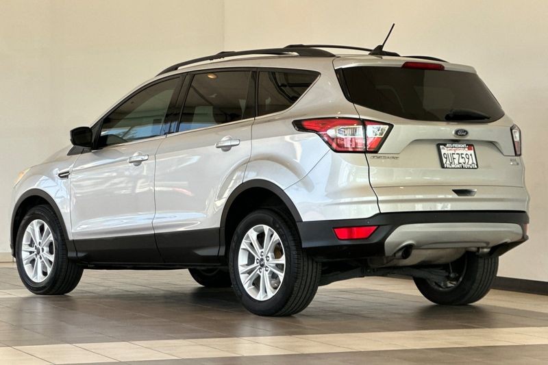 Ford Escape Vehicle Full-screen Gallery Image 06