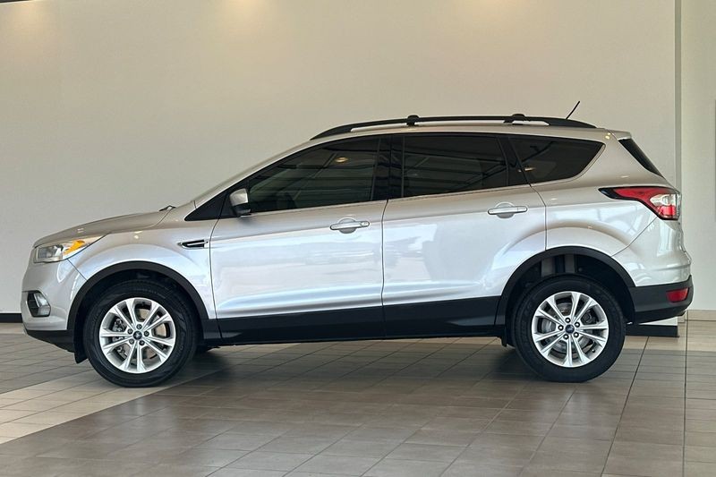 Ford Escape Vehicle Full-screen Gallery Image 07