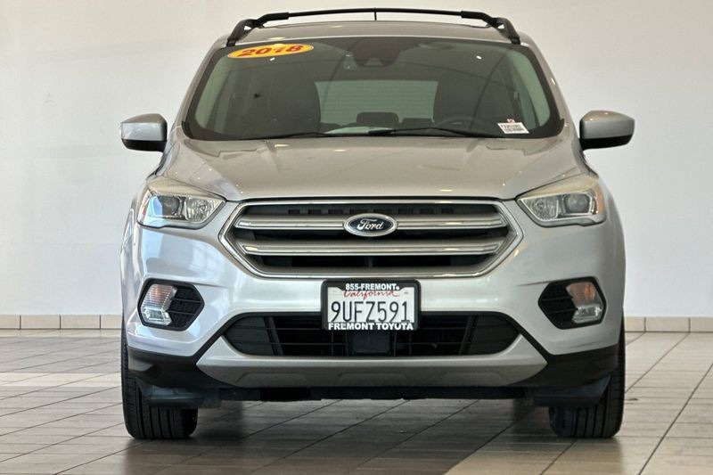 Ford Escape Vehicle Full-screen Gallery Image 09