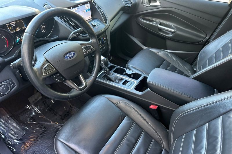 Ford Escape Vehicle Full-screen Gallery Image 10