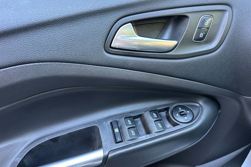 Ford Escape Vehicle Full-screen Gallery Image 11