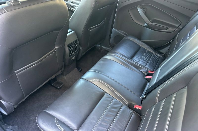 Ford Escape Vehicle Full-screen Gallery Image 12