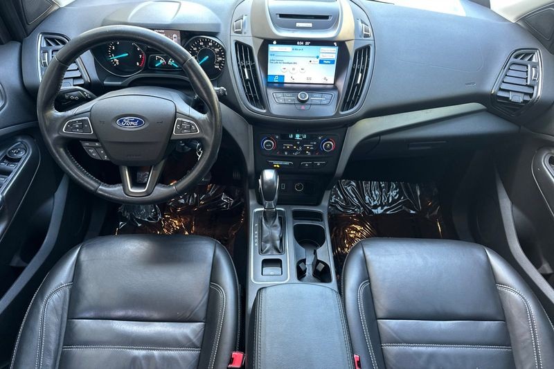 Ford Escape Vehicle Full-screen Gallery Image 13