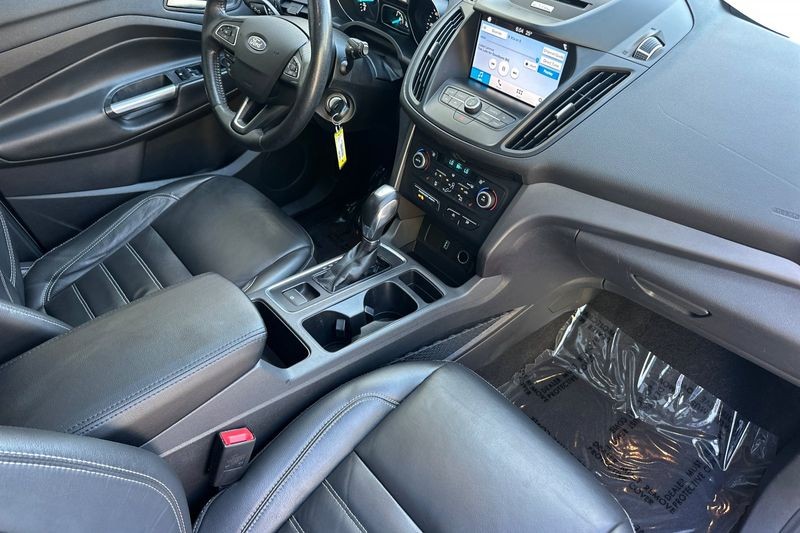 Ford Escape Vehicle Full-screen Gallery Image 16