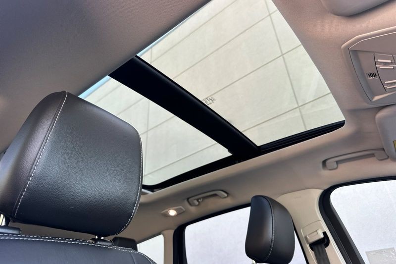 Ford Escape Vehicle Full-screen Gallery Image 17
