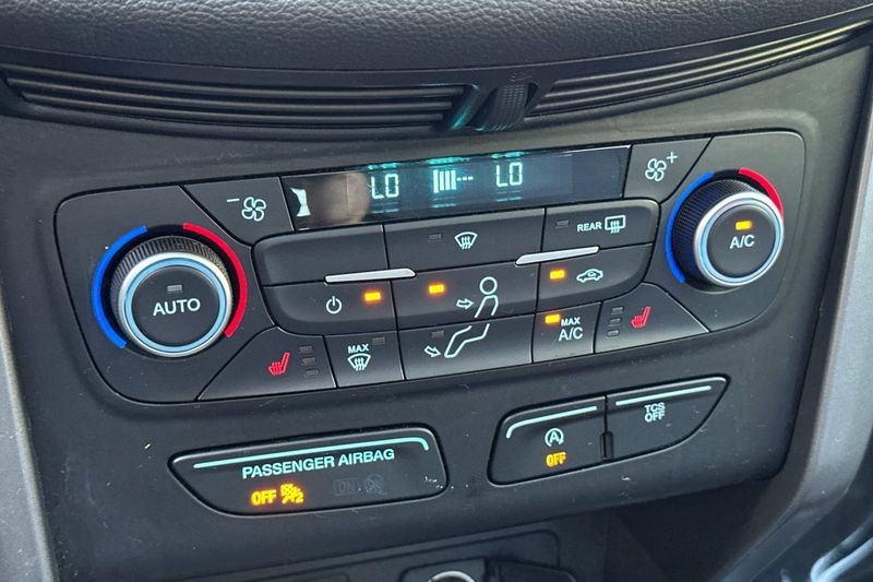 Ford Escape Vehicle Full-screen Gallery Image 20