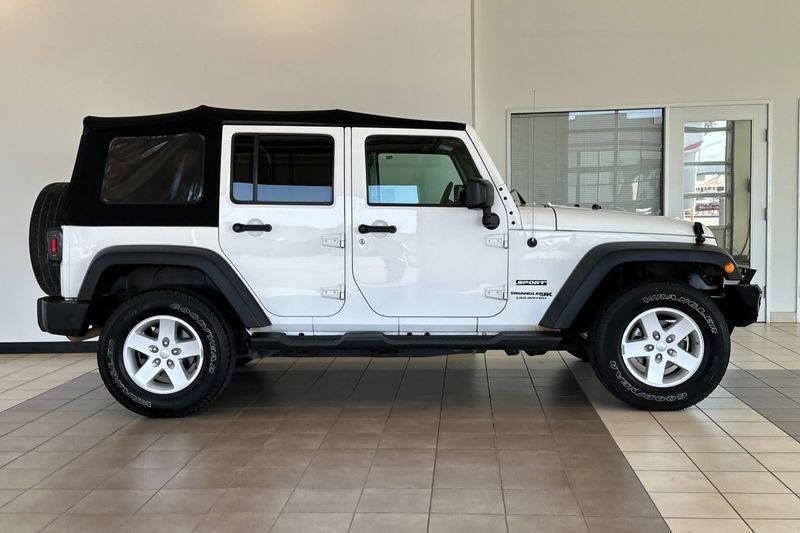 Jeep Wrangler JK Unlimited Vehicle Full-screen Gallery Image 03