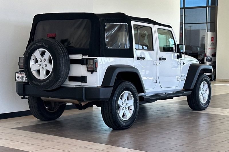 Jeep Wrangler JK Unlimited Vehicle Full-screen Gallery Image 04