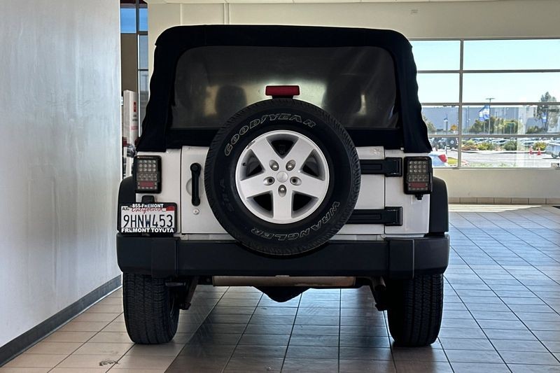 Jeep Wrangler JK Unlimited Vehicle Full-screen Gallery Image 05