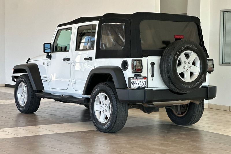 Jeep Wrangler JK Unlimited Vehicle Full-screen Gallery Image 06