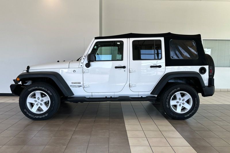 Jeep Wrangler JK Unlimited Vehicle Full-screen Gallery Image 07