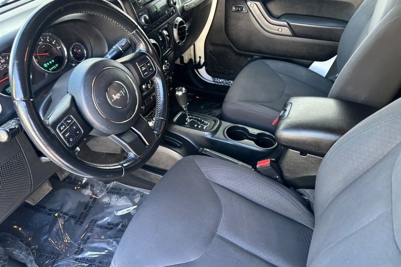 Jeep Wrangler JK Unlimited Vehicle Full-screen Gallery Image 10