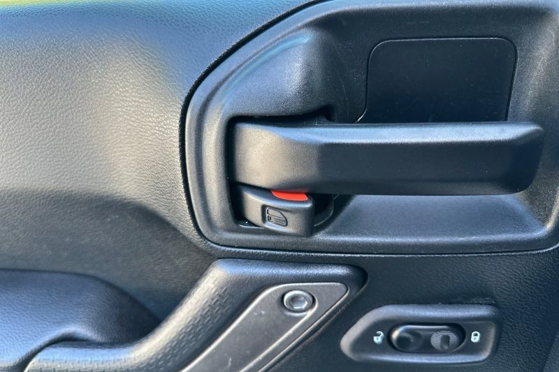 Jeep Wrangler JK Unlimited Vehicle Full-screen Gallery Image 11