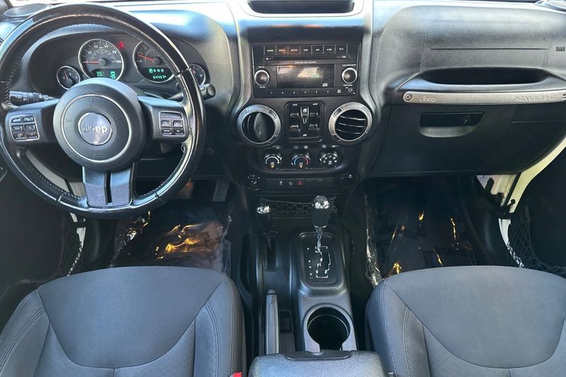 Jeep Wrangler JK Unlimited Vehicle Full-screen Gallery Image 13