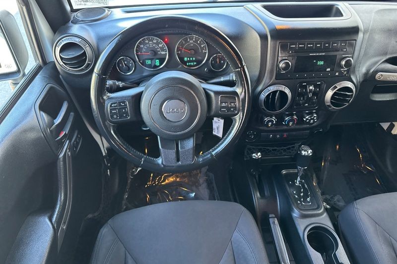 Jeep Wrangler JK Unlimited Vehicle Full-screen Gallery Image 14