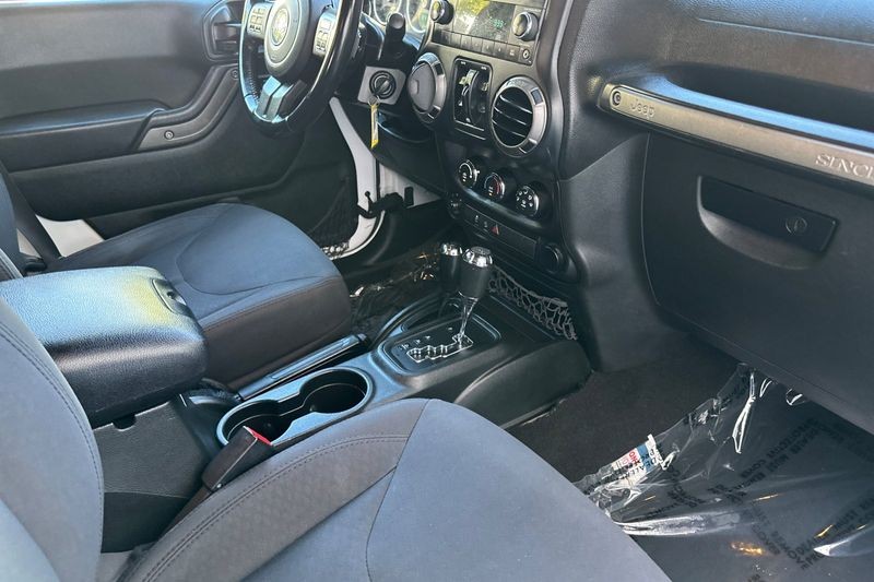 Jeep Wrangler JK Unlimited Vehicle Full-screen Gallery Image 16